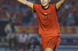 九游体育官方登录入口-女足比赛冠军捧杯，精彩瞬间永存的简单介绍