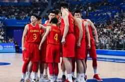 九游体育入口-篮球赛场上球员彼此之间互相支持