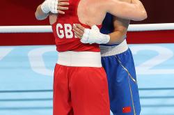 九游体育官方入口-罗马尼亚拳击选手击败对手赢得金牌