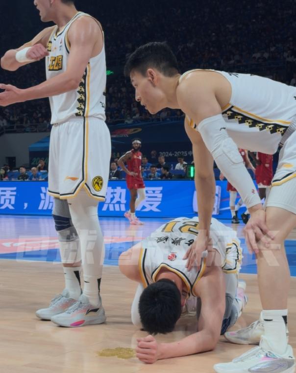 九游体育入口-篮球比赛再现悬念逆转，球迷欢呼不已的简单介绍