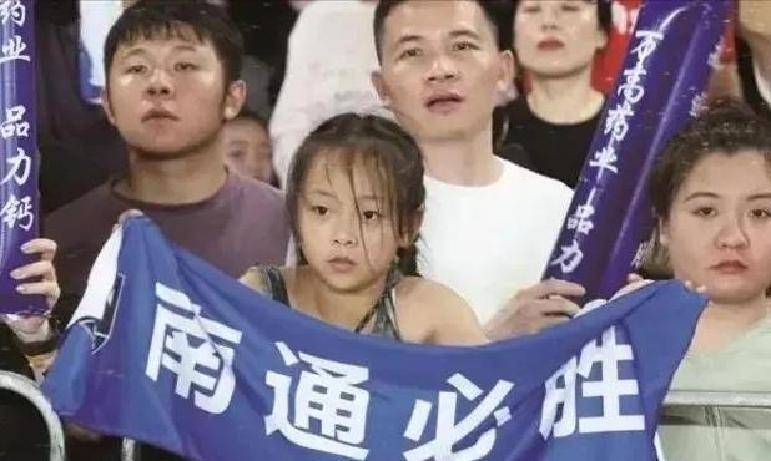 草根球队异军突起，挑战传统豪强地位