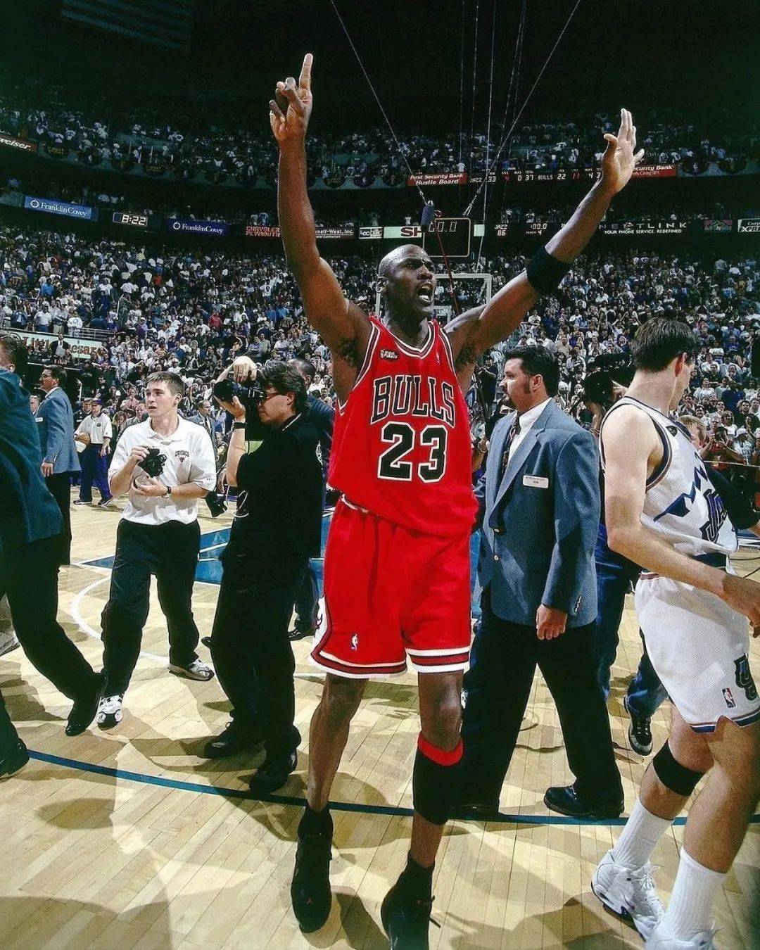 包含NBA球员个人表现火爆，比赛节奏激烈变数多的词条