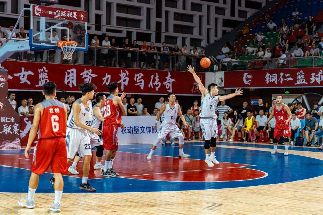 顶尖篮球联赛火热展开，球员拼搏拼光的简单介绍