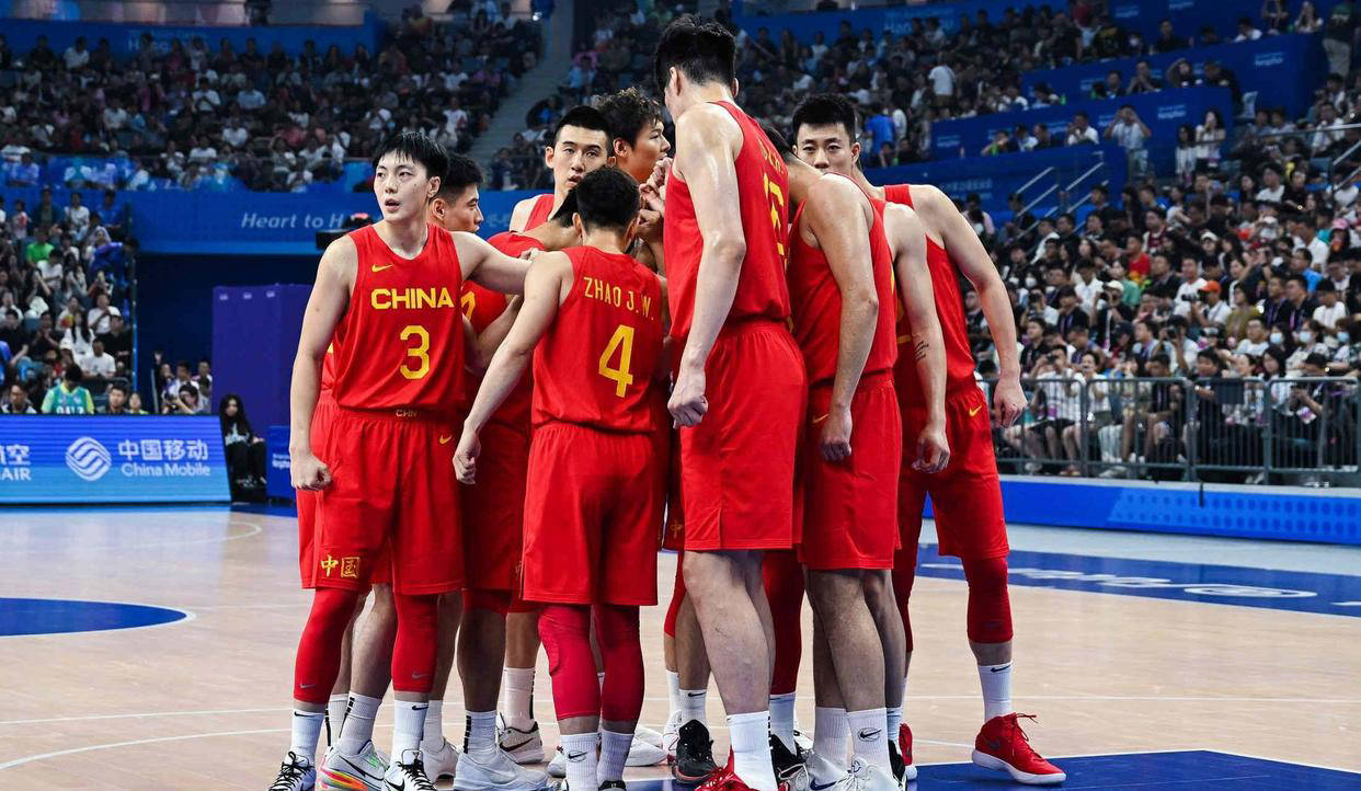 篮球赛场上球员彼此之间互相支持