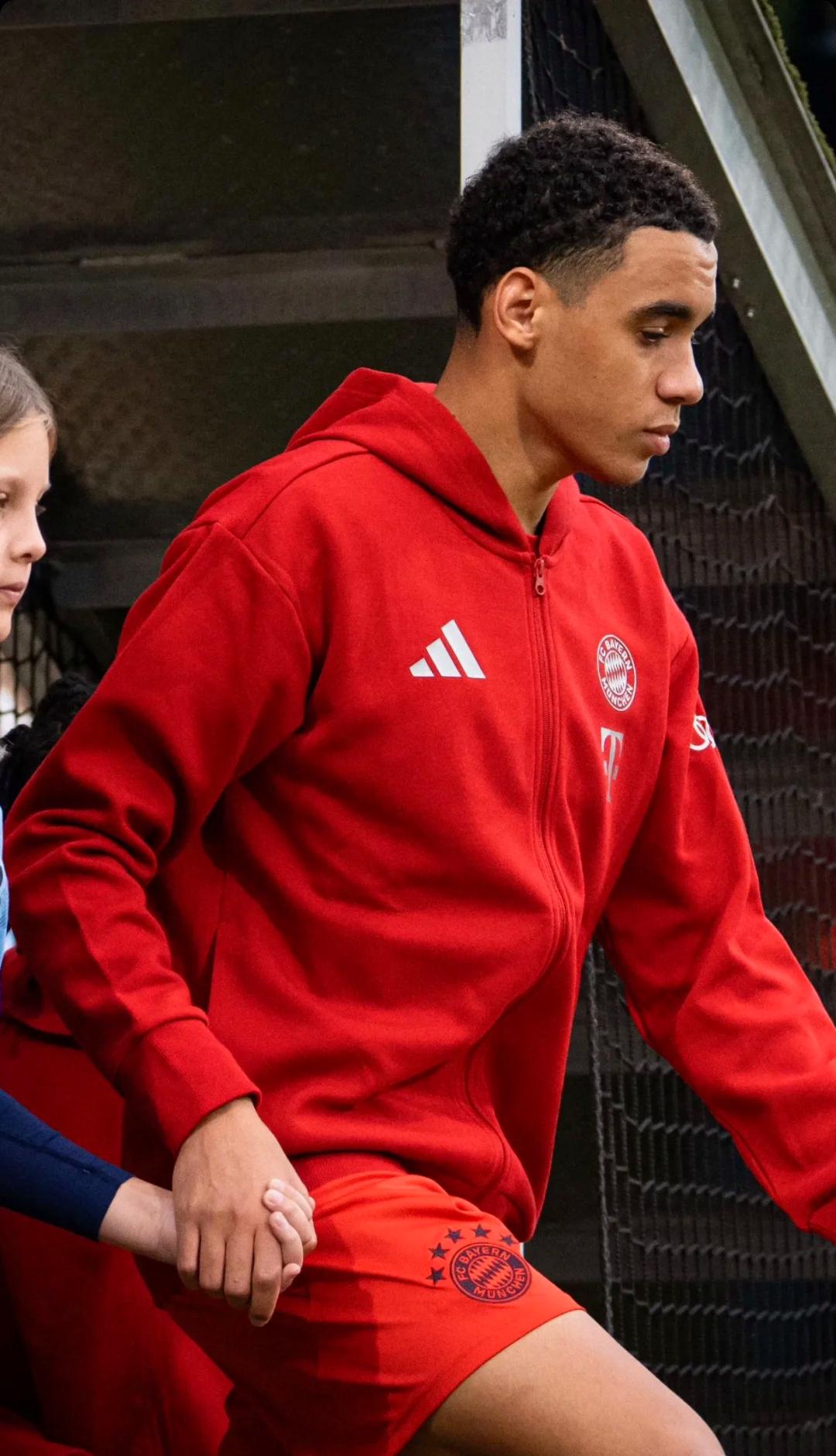 包含现场评述热情高涨，各方球迷欢呼雀跃的词条