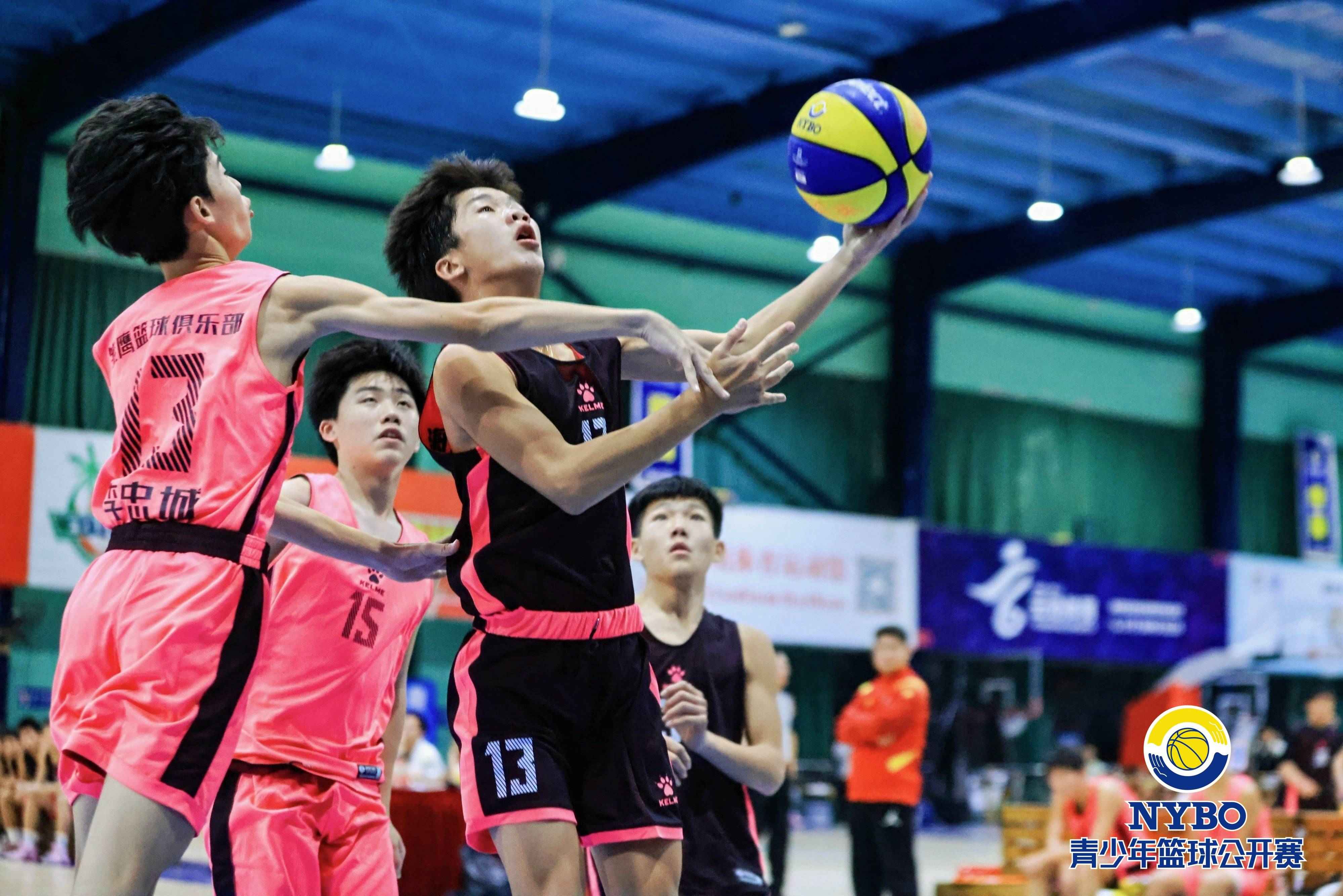 篮球冠军赛场对抗，抢眼表现获众赞美