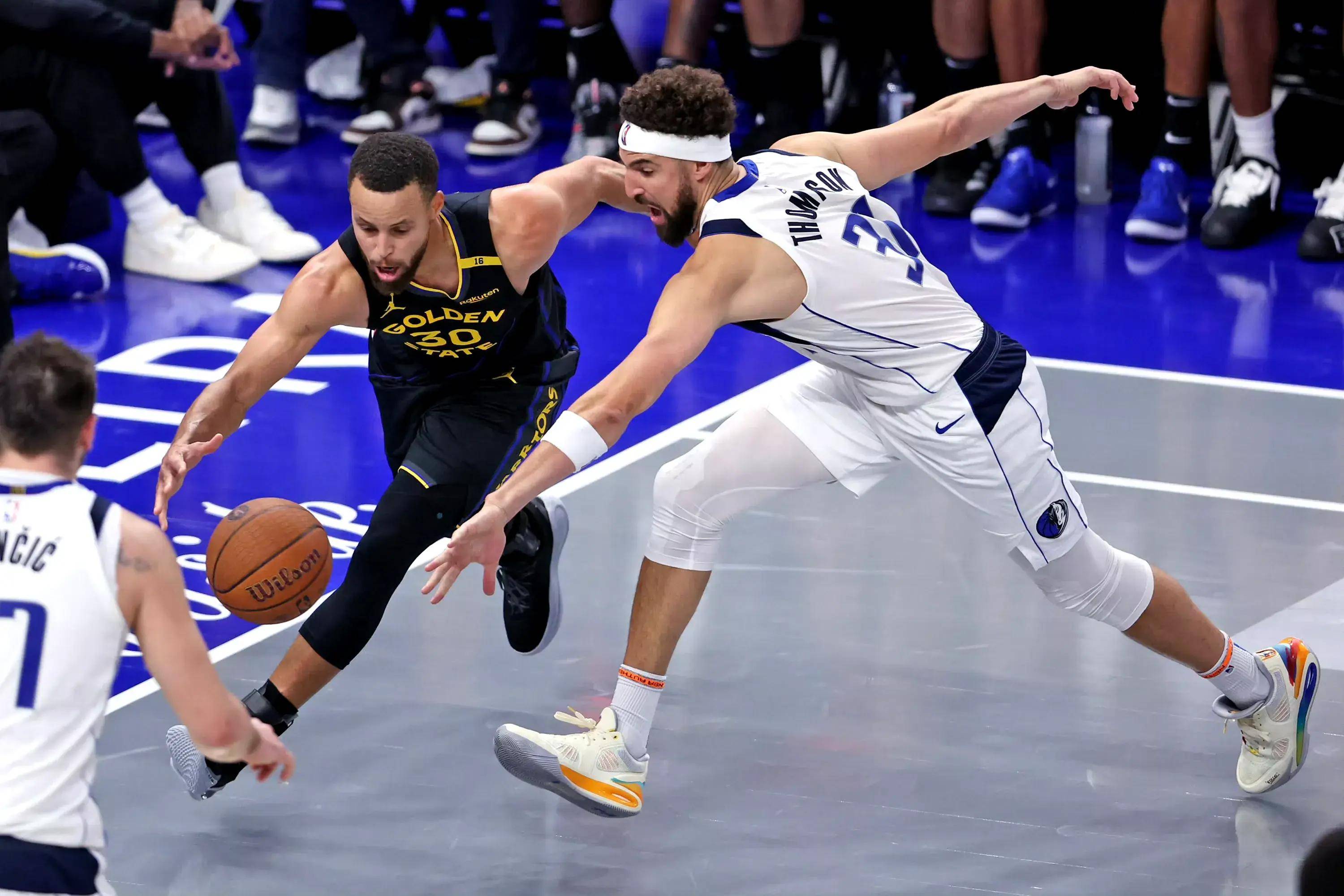 包含76人主场擒下独行侠，取得回归胜利的词条