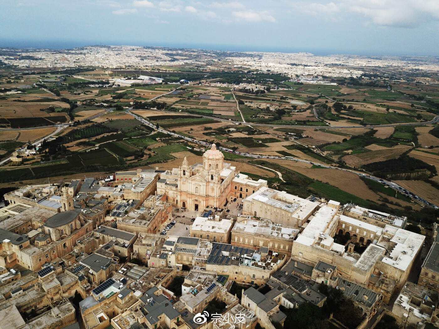 马耳他女子摔跤选手豪取胜利 马耳他女子摔跤选手豪取胜利